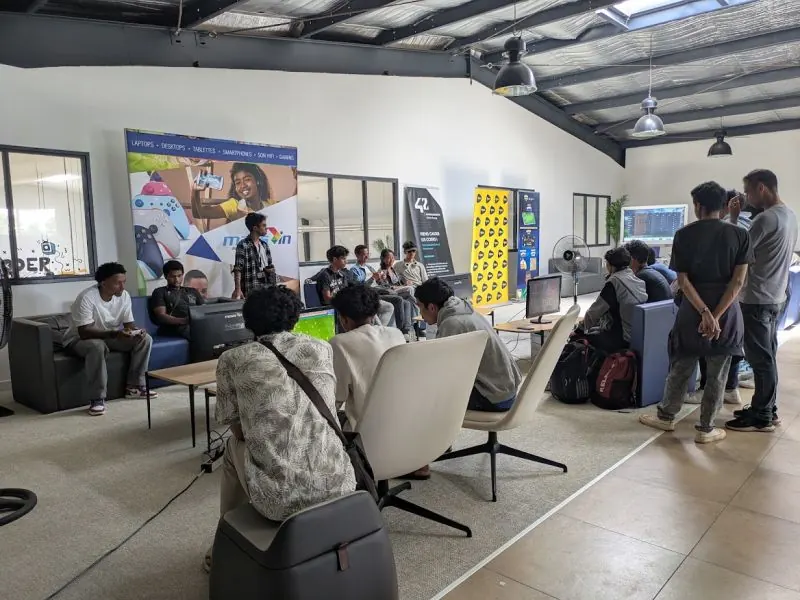 Étudiants réunis autour des postes de jeu lors de l'événement Beyond the Game organisé par le BDE de 42 Antananarivo