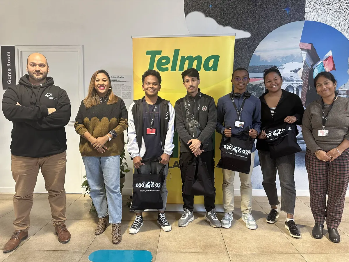 L'équipe lauréate du hackathon interne de 42 Antananarivo posant devant une bannière Telma