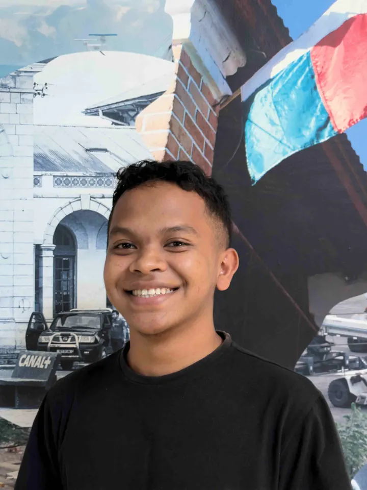 Portrait de Tolotra Anthony RANDRIAMBOLOLONA, souriant, en t-shirt noir
