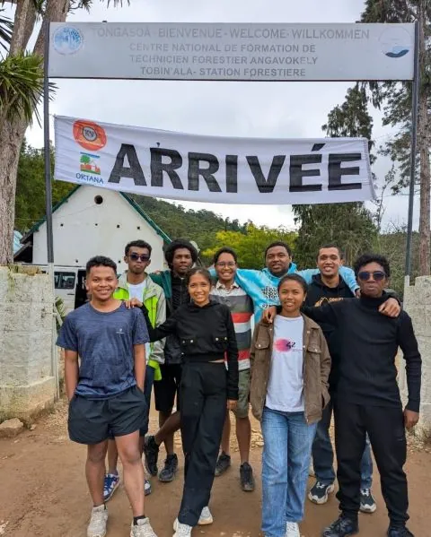 L'équipe du BDE 404.42 sous la banderole d'arrivée du trail KVAA 2025, à la station forestière d'Angavokely